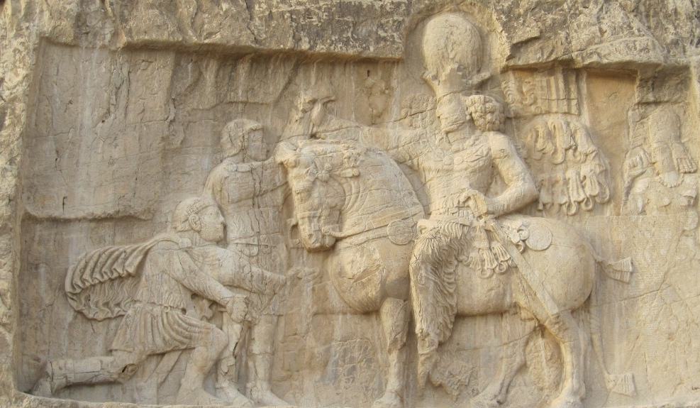 زانو زدن والرین امپراتور روم بر پای شاپور اول پادشاه مقتدر ساسانی