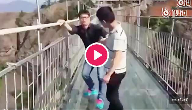 دانلود ویدیو کلیپ واکنش توریستهای وحشت زده در گذر از پل شیشه ای چین